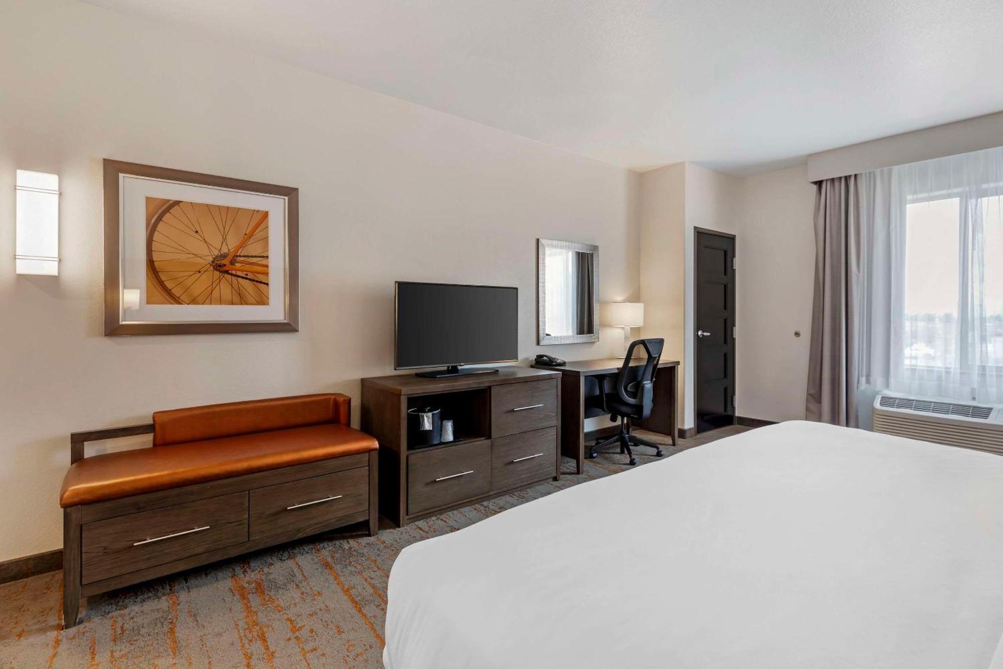 Comfort Inn & Suites Brighton Denver Ne Medical Center Экстерьер фото